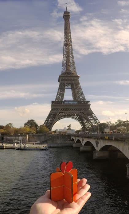 IznenadiMe photo letters in front of the Eiffel Tower